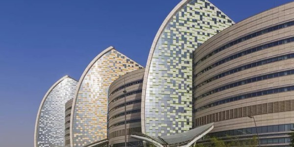 老外的醫(yī)院建筑設(shè)計(jì)，一個(gè)巨大的、帆狀的中庭??！