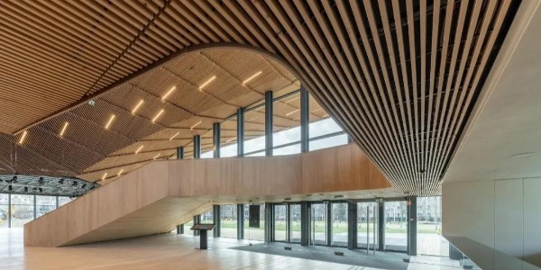 新的、多功能劇院建筑