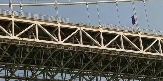 重慶大巴墜江怪防護(hù)欄桿？設(shè)計、施工企業(yè)表示“這個鍋不背”！