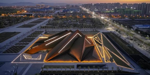 Foster + Partners新作 / 大同美術(shù)館，四座相互堆疊的金字塔