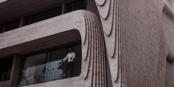 這棟房子用曲線大理石做外墻，張揚(yáng)的個(gè)性之美！