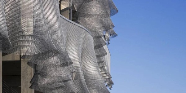 這個停車場太飄了，竟將金屬網做成了“少女的裙擺”掛在立面上！